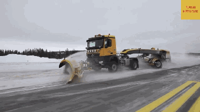 機(jī)場(chǎng)跑道掃雪